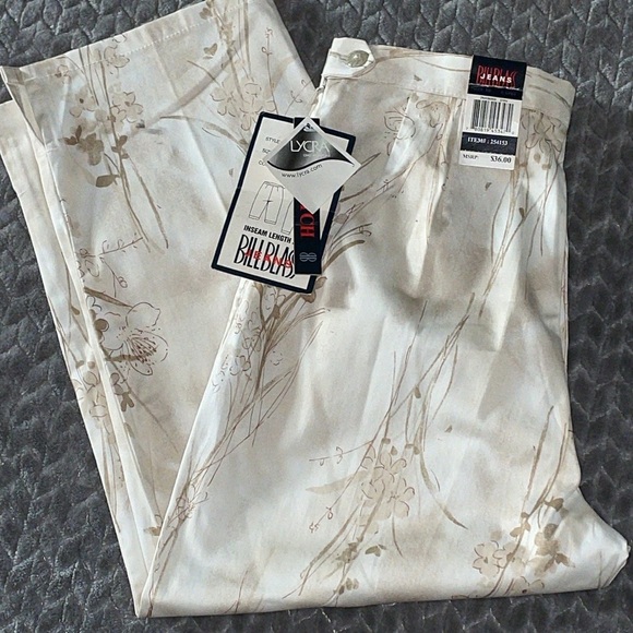 NWT Bill Blass Floral Print Capris. Size 10. Cotton/Lycra Blend. Cream/Brown. - Picture 11 of 13
